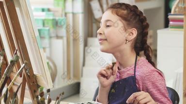 可爱的女孩显示拇指绘画图片艺术类